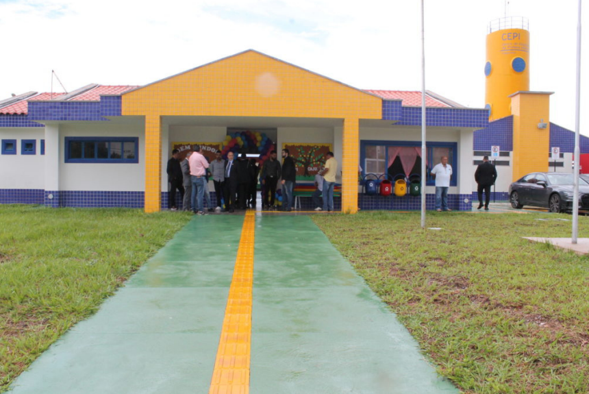 Fachada da Creche Cajuzinho durante sua inauguração